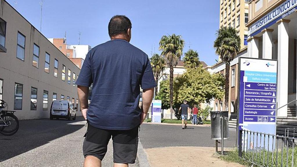 El palentino implantado acudiendo a su consulta en el Antiguo Edificio Rondilla