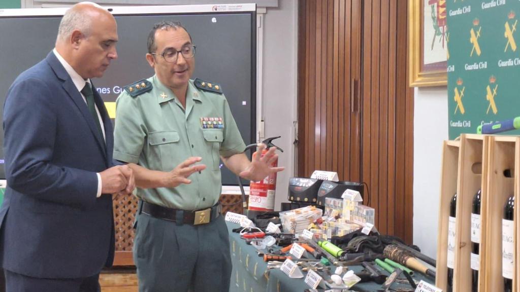 Jacinto Canales y Andrés Velarde junto al material intervenido por la Guardia Civil