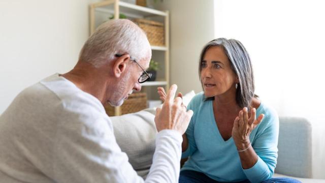 Matrimonio mayor discutiendo.