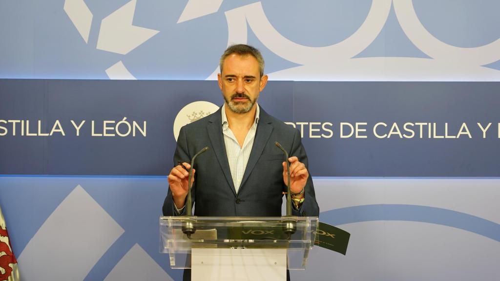 El portavoz de Vox, David Hierro, durante su rueda de prensa de este miércoles