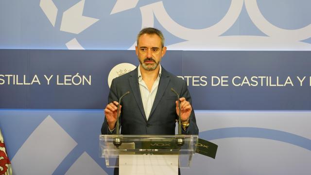El portavoz de Vox, David Hierro, durante su rueda de prensa de este miércoles
