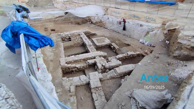 Imágenes del antes y el después de la aparición de restos arqueológicos en la obra del Metro de Málaga junto a El Corte Inglés.
