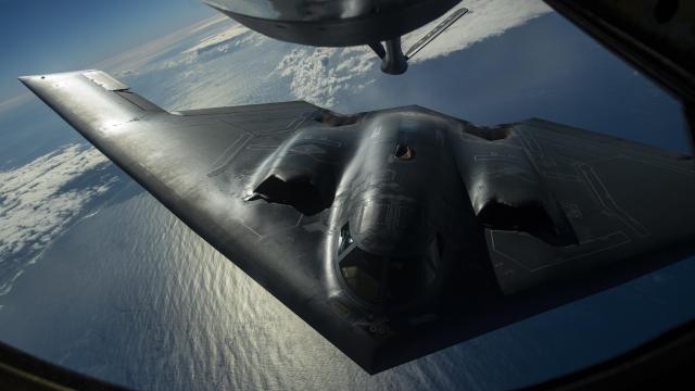 Un bombadero B-2 Spirit de EEUU siendo reabastecido en vuelo