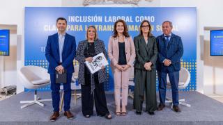 Ponentes en la mesa sobre colaboración público-privada junto al moderador, el director de EL ESPAÑOL de Castilla-La Mancha, Alberto Morlanes y de su directora ejecutiva, Esther Esteban.