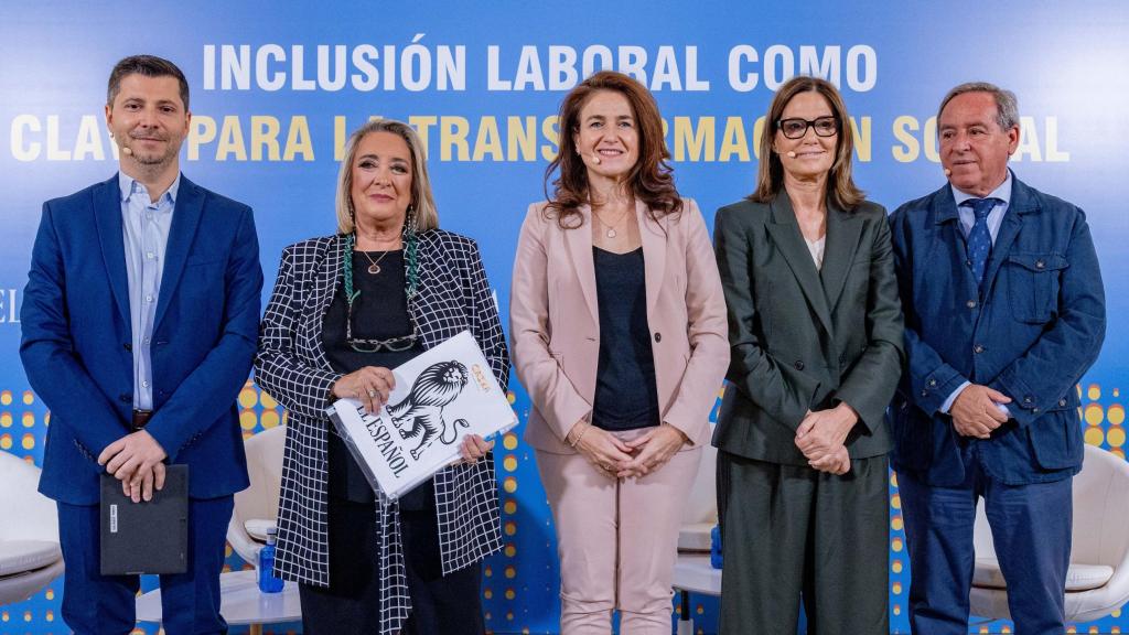 Ponentes en la mesa sobre colaboración público-privada junto al moderador, el director de EL ESPAÑOL de Castilla-La Mancha, Alberto Morlanes y de su directora ejecutiva, Esther Esteban.