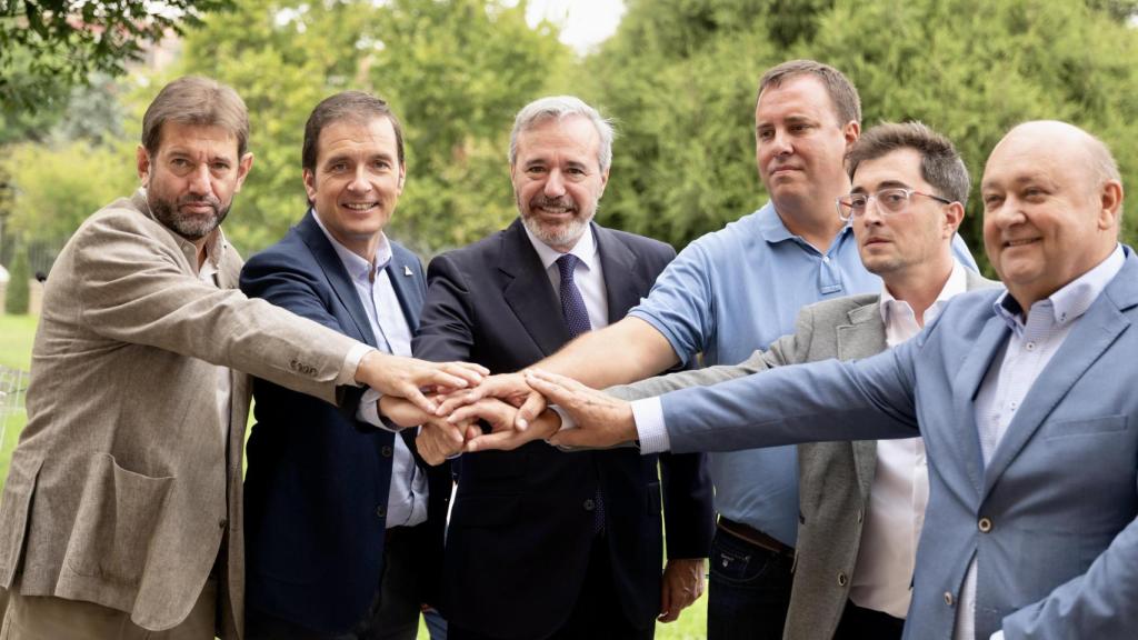 Jorge Azcón, presidente de Aragón, junto con los representantes de las organizaciones agrarias