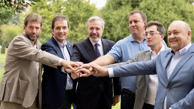 Jorge Azcón, presidente de Aragón, junto con los representantes de las organizaciones agrarias