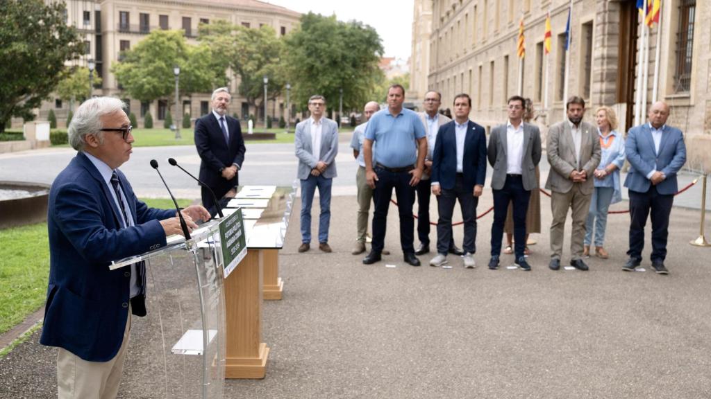 Javier Rincón, consejero de Agricultura, junto a los representantes de las organizaciones agrarias