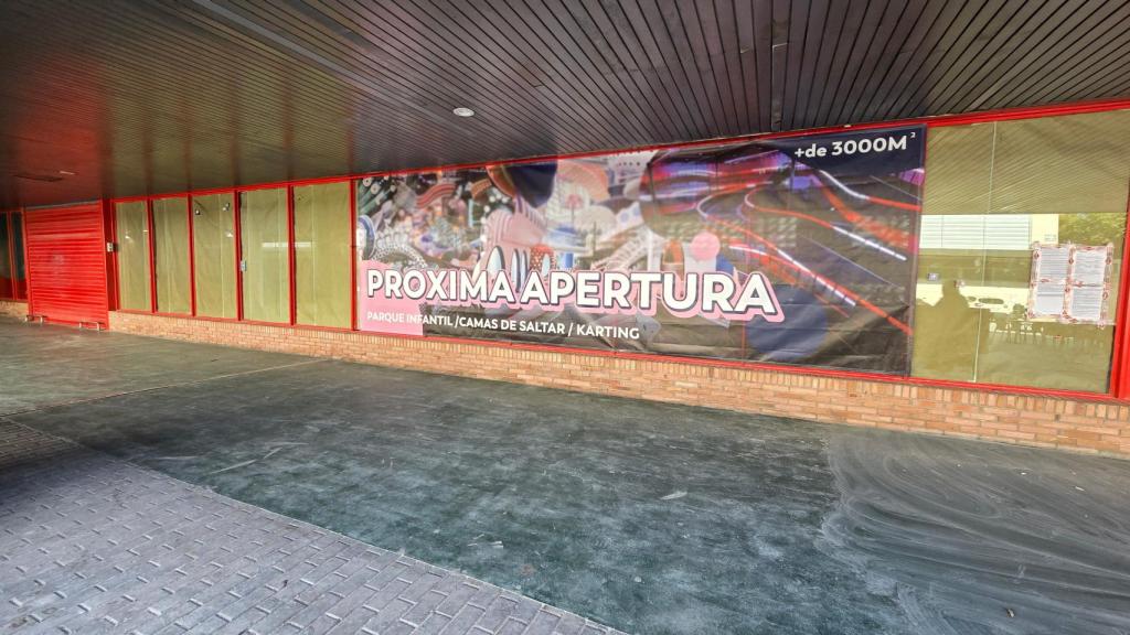 Cartel de la próxima apertura en Zaragoza.