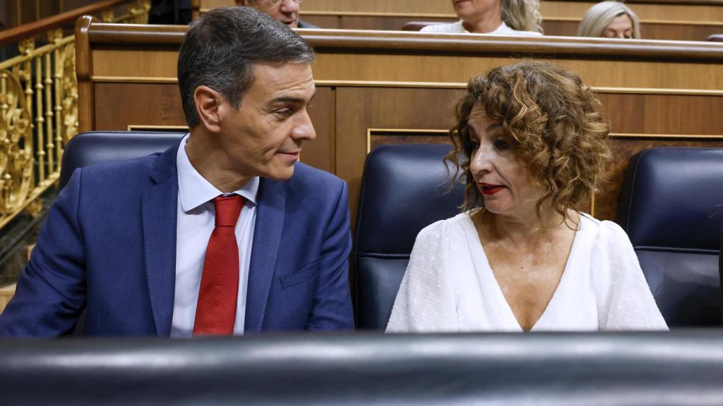 Pedro Sánchez y María Jesús Montero, en la sesión de control de este miércoles.