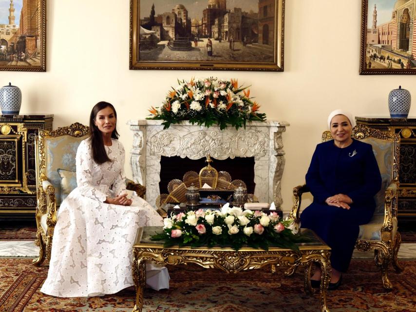 La reina Letizia y la primera dama de Egipto en El Cairo.