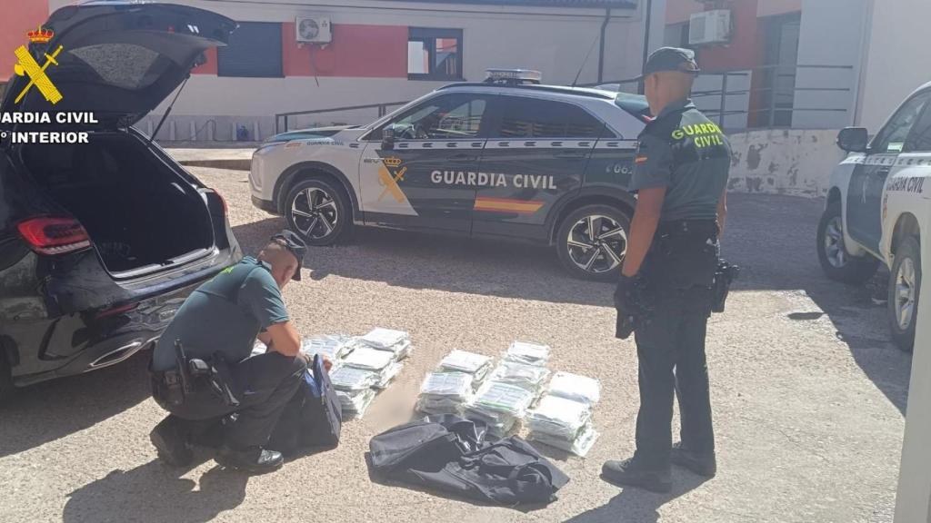 Los dos agentes incautan la droga encontrada en un vehículo en Navacarros (Salamanca)
