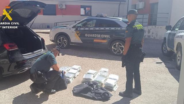 Los dos agentes incautan la droga encontrada en un vehículo en Navacarros (Salamanca)
