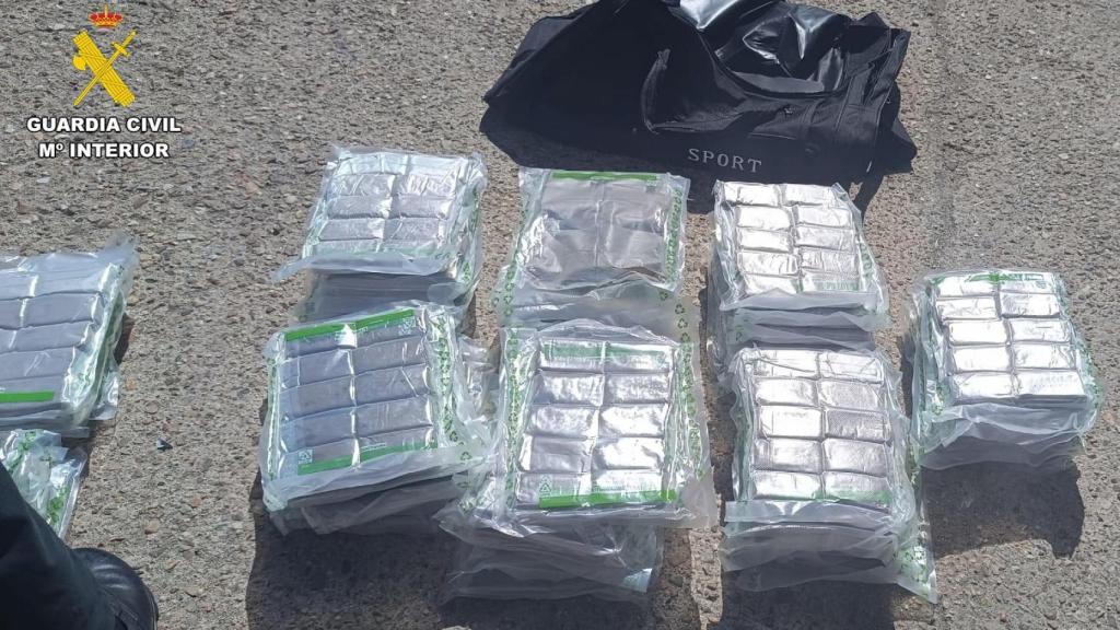 Parte de la droga incautada al conductor en Navacarros