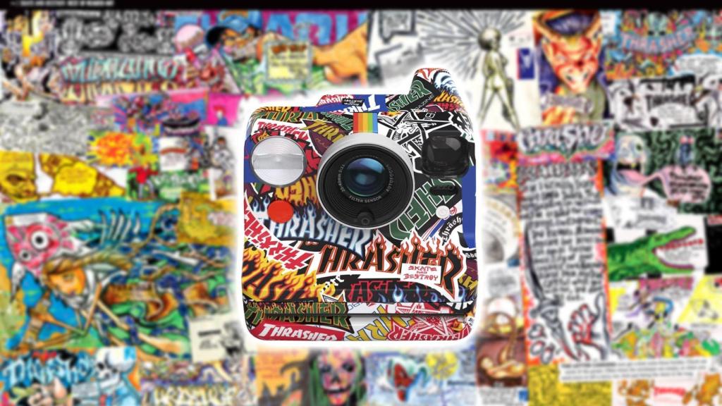 Cámara Polaroid en un fotomontaje con el logo de la revista 'Thrasher'.