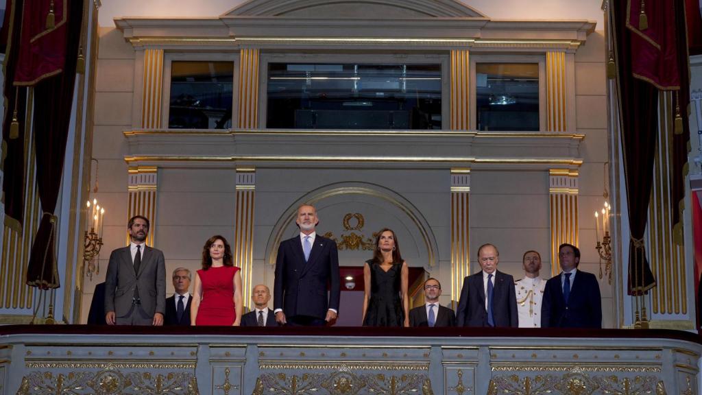 Los Reyes Felipe VI y Letizia en el palco real junto al ministro de Cultura, Ernest Urtasun; la presidenta de la Comunidad de Madrid, Isabel Díaz Ayuso; el presidente del Teatro Real, Gregorio Marañón; y el alcalde de Madrid, José Luis Martínez Almeida. Foto: Javier del Real