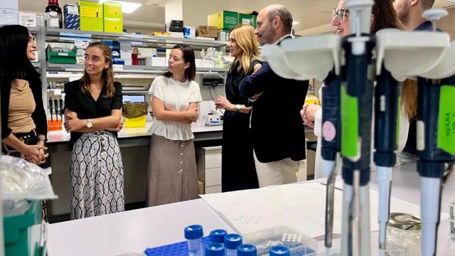 La consejera de Empresa, Empleo y Economía Social, Marisa López Aragón, junto con el director general del INFO, Joaquín Gómez y miembros de Longesq, durante la visita a una empresa.