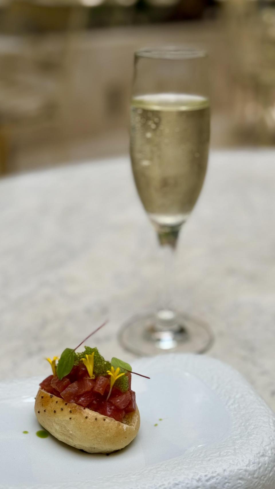 Pipirrana roll en pan brioche y atún rojo del Mediterráneo del InteContinetal.