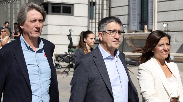 El secretario del PSOE de Castilla y León, Carlos Martínez , el portavoz del Grupo Socialista en el Congreso de los Diputados, Patxi López y la diputada Esther Peña, atienden a los medios de comunicacion tras mantener un encuentro de trabajo con diputados y senadores de Castilla y León