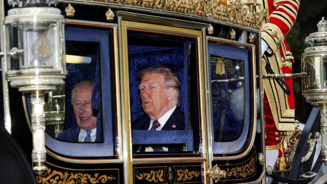 El rey Carlos de Gran Bretaña y el presidente de Estados Unidos, Donald Trump, en un carruaje.