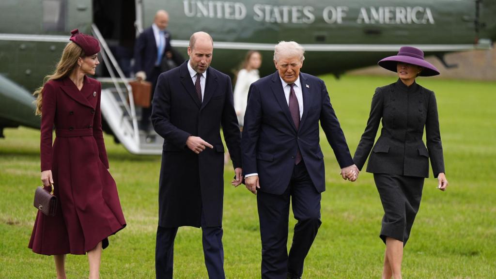 Guillermo y Kate recibiendo a Donald Trump y a su mujer, Melania, este miércoles, día 17.