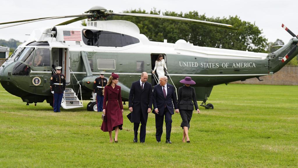 Donald y Melania, tras bajarse del helicóptero que los ha transportado a Windsor.