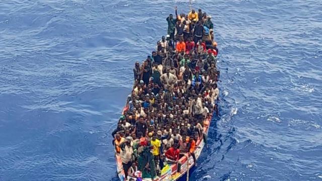 El cayuco, al ser rescatado por las autoridades españolas.