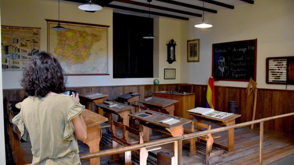 Una visitante en el Museo Pedagógico de Zamora