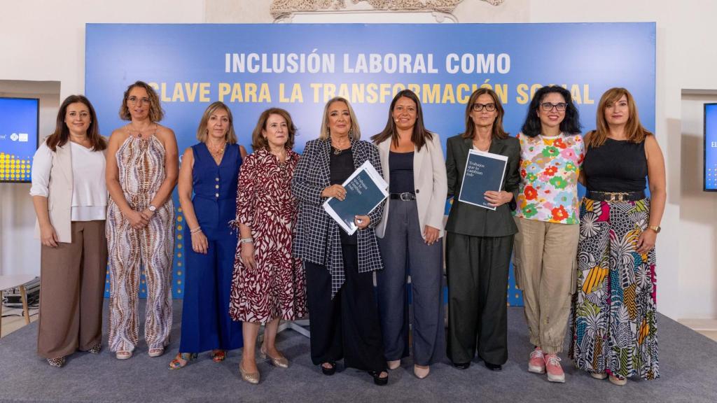 Esther Esteban junto a la consejera, representantes de la Fundación la Caixa, el programa Incorpora, el Cigarral de las Mercedes y una de las beneficiarias de la iniciativa de inserción laboral.