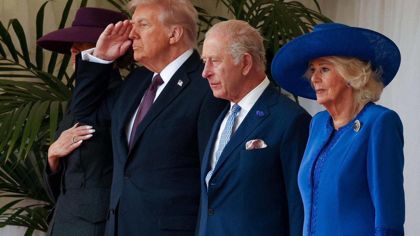 Donald Trump saluda durante el himno nacional junto a la primera dama Melania Trump , el rey Carlos de Gran Bretaña y la reina Camila mientras asisten a una ceremonia de bienvenida durante la visita de estado de Trump , en el Castillo de Windsor.