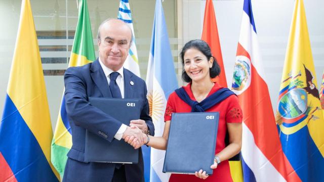 Mariano Jabonero y Estefanía Mirpuri, en la firma del acuerdo.