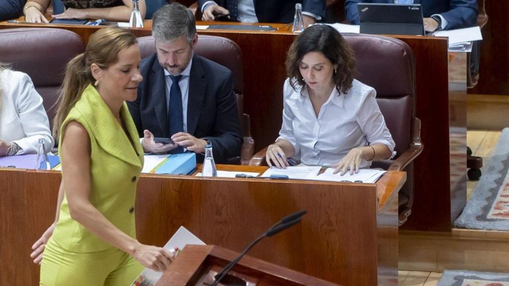 La portavoz de VOX en la Asamblea, Isabel Pérez-Moñino, pasa junto a Isabel Díaz Ayuso durante el segundo día del Debate sobre el Estado de la Región