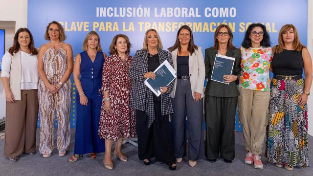 Foto de familia tras la celebración del foro Inclusión laboral como clave para la transformación social.