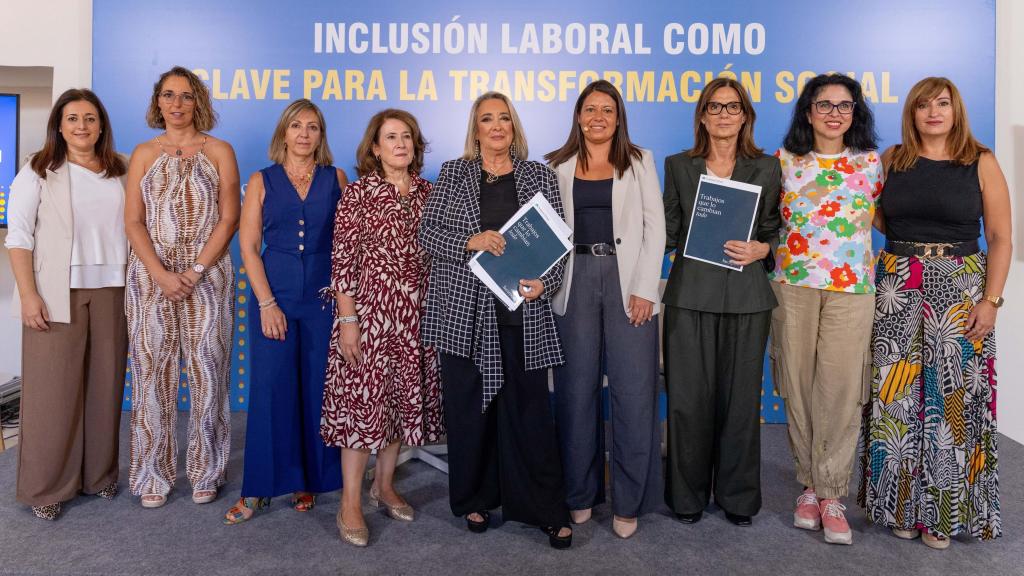 Foto de familia tras la celebración del foro Inclusión laboral como clave para la transformación social.