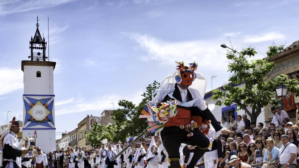 El pueblo toledano de Camuñas durante su fiesta de Danzantes y Pecados.