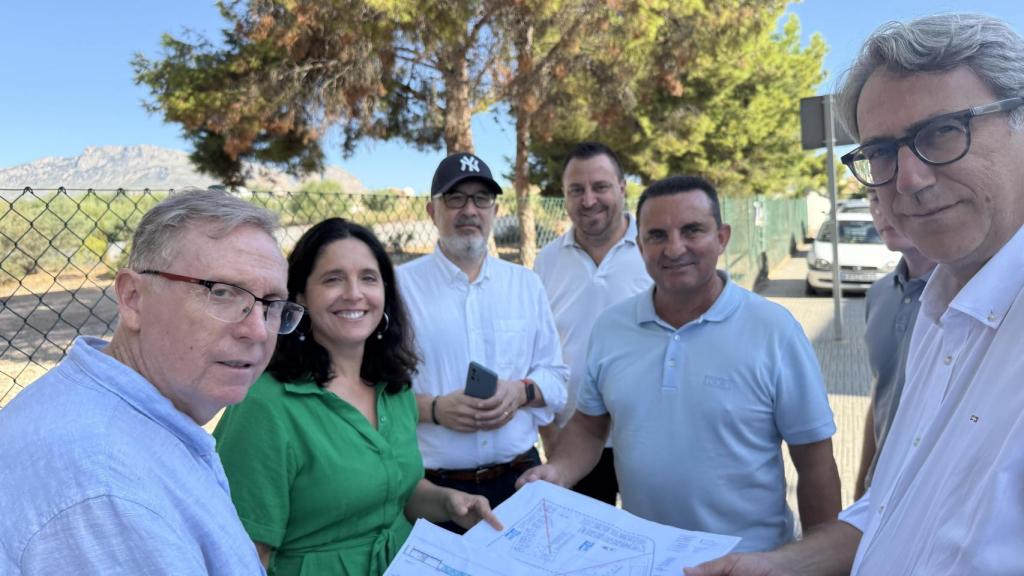 Visita a la parcela del Tercer Colegio del alcalde y concejal de Educación junto a arquitectos del centro educativo y representantes empresa constructora.