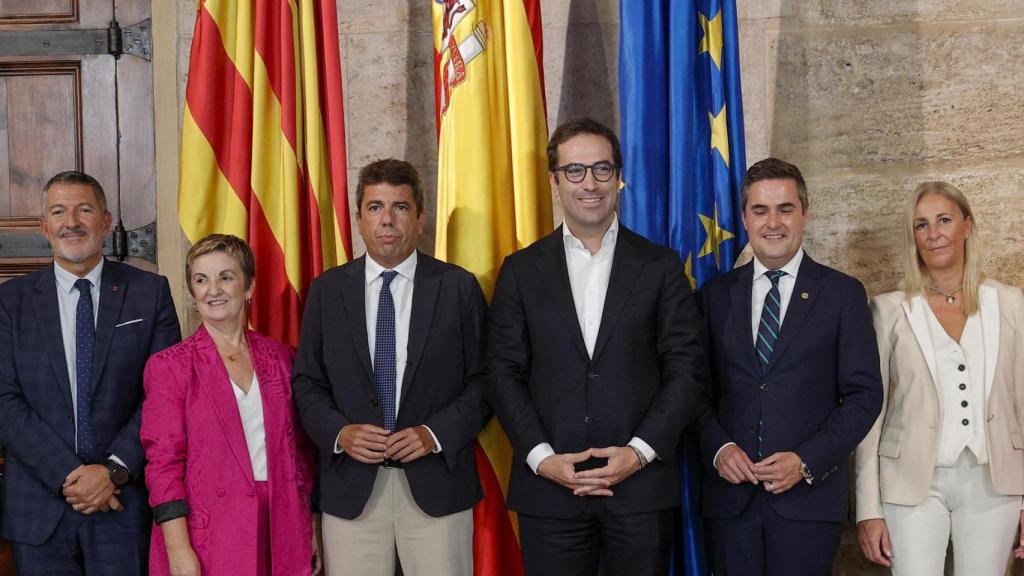 El ministro Cuerpo y miembros de la Generalitat, este miércoles en Valencia. EFE/Manuel Bruque