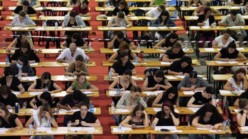 Miles de aspirantes mientras realizan el examen de oposición. Antonio Ballesteros / Europa Press