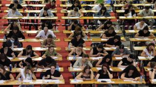 Miles de aspirantes mientras realizan el examen de oposición. Ángel Ballesteros