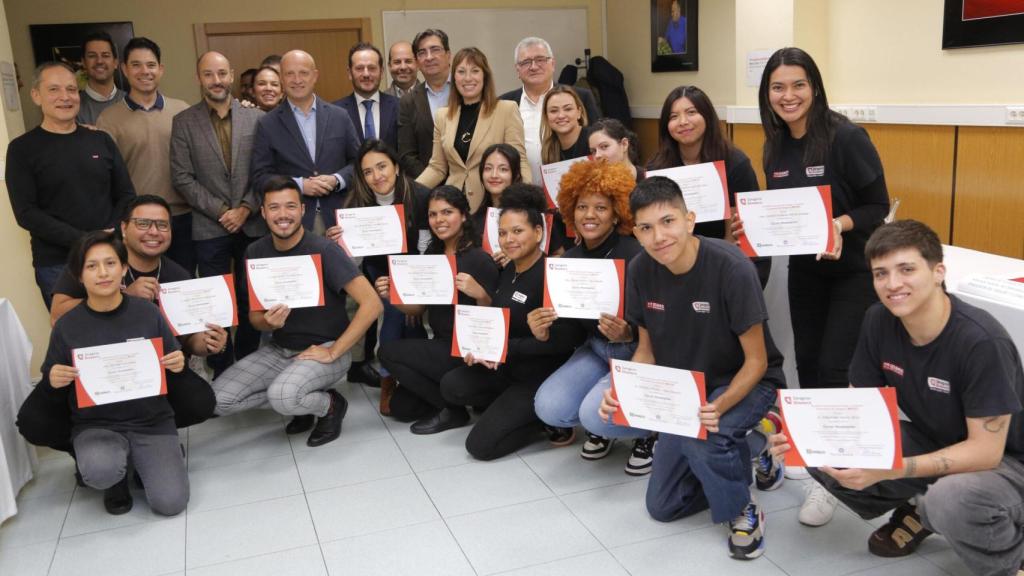 Alumnos de hostelería con su diploma.