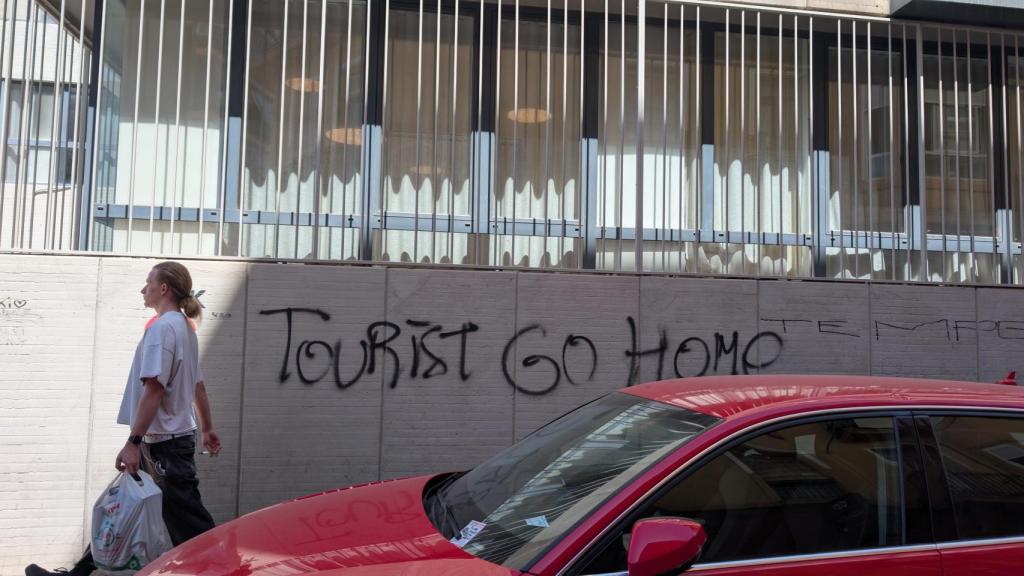 Pintada en el centro de Alicante contra el turismo.
