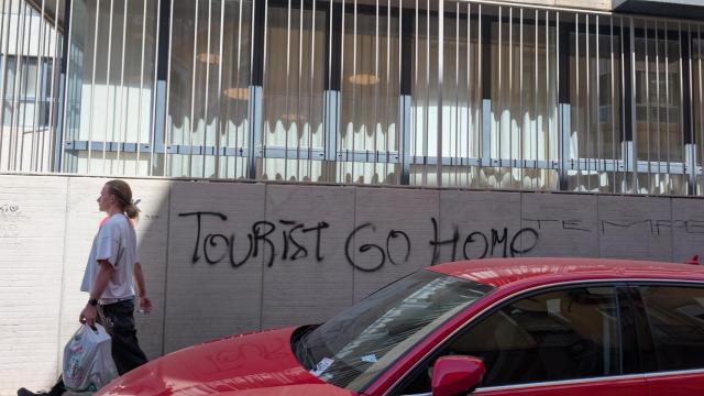 Pintada en el centro de Alicante contra el turismo.