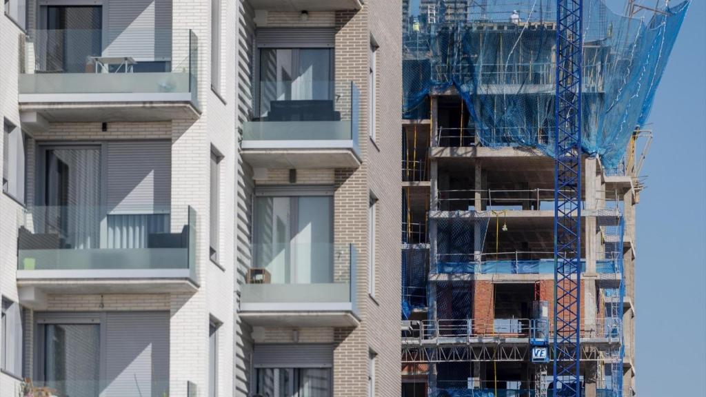 Edificios de viviendas en construcción.