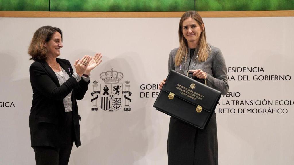 La exministra para la Transición Ecológica, Teresa Ribera, pasa la cartera a su sucesora y actual titular, Sara Aagesen, el pasado noviembre.