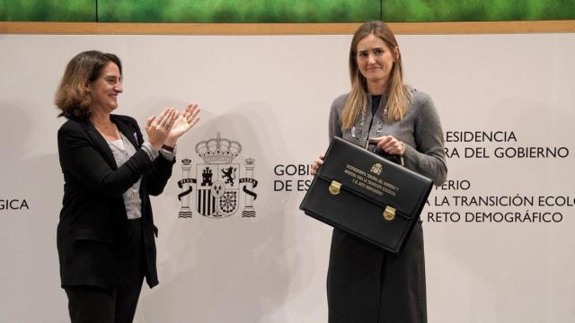 La exministra para la Transición Ecológica, Teresa Ribera, pasa la cartera a su sucesora y actual titular, Sara Aagesen, el pasado noviembre.