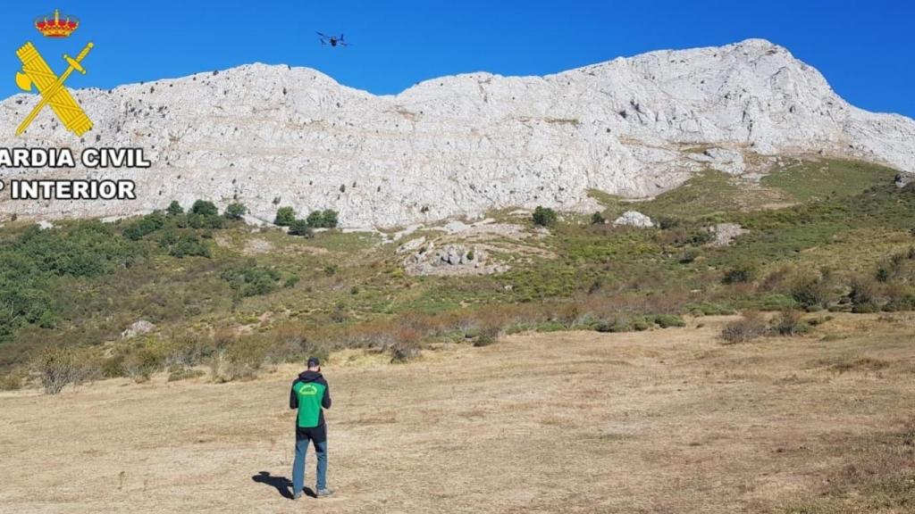 Un miembro del dispositivo de búsqueda del montañero desaparecido
