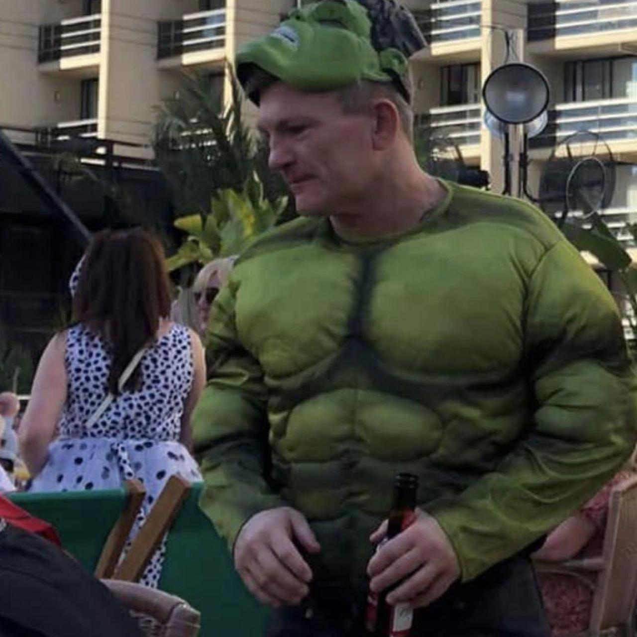 Hatton disfrazado de Hulk en Benidorm.