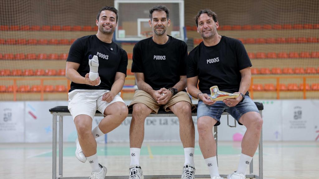 José Manuel Calderón, en el centro de la imagen, con los fundadores de Podoks.