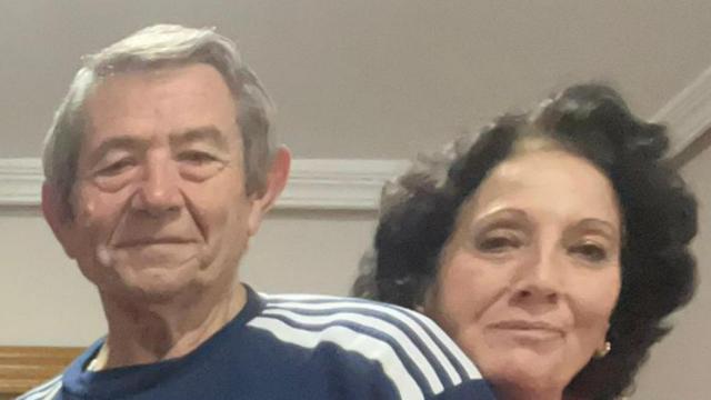 Antonio (1d), junto a su esposa, Josefa, en una imagen cedida por sus hijos.