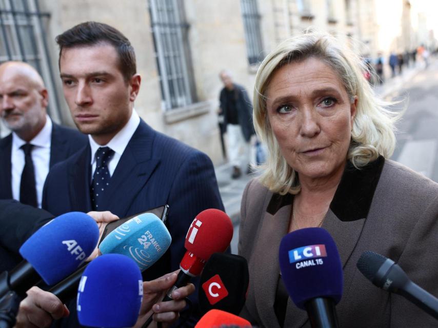 Marine Le Pen y su discípulo Jordan Bardella, después de reunirse con el primer ministro Lecornu.